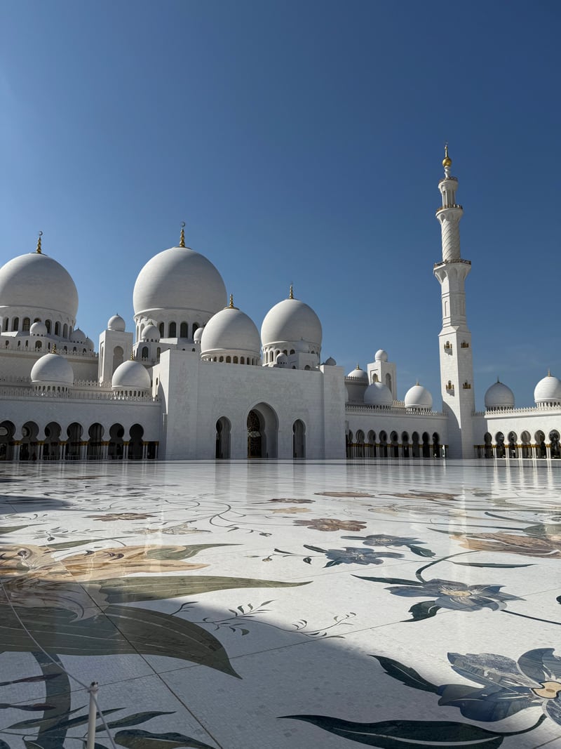 Abu Dhabi: Sheikh Zayed Grand Mosque - Photo by Michal Mohelsky